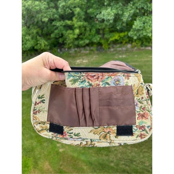 Vintage Floral Tapestry Shoulder Bag. Has lots of pockets/sections. Brown and Ta - Picture 4 of 7